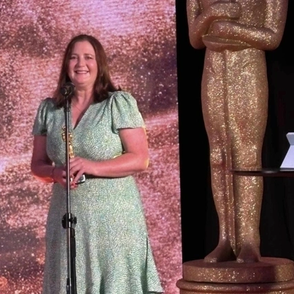 Patrice Monaghan wins the ‘Best Customer Service in English’ award at the 2024 Polish Contact Center Awards 